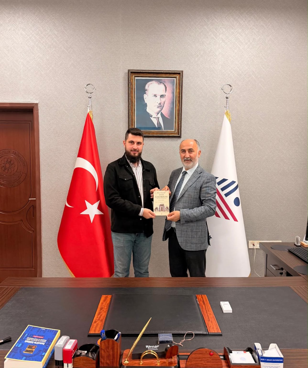Araştırma Görevlisi Hasan Vuran’dan Dekan Vekilimiz Prof. Dr. Halil Aldemir’e Kitap Takdimi